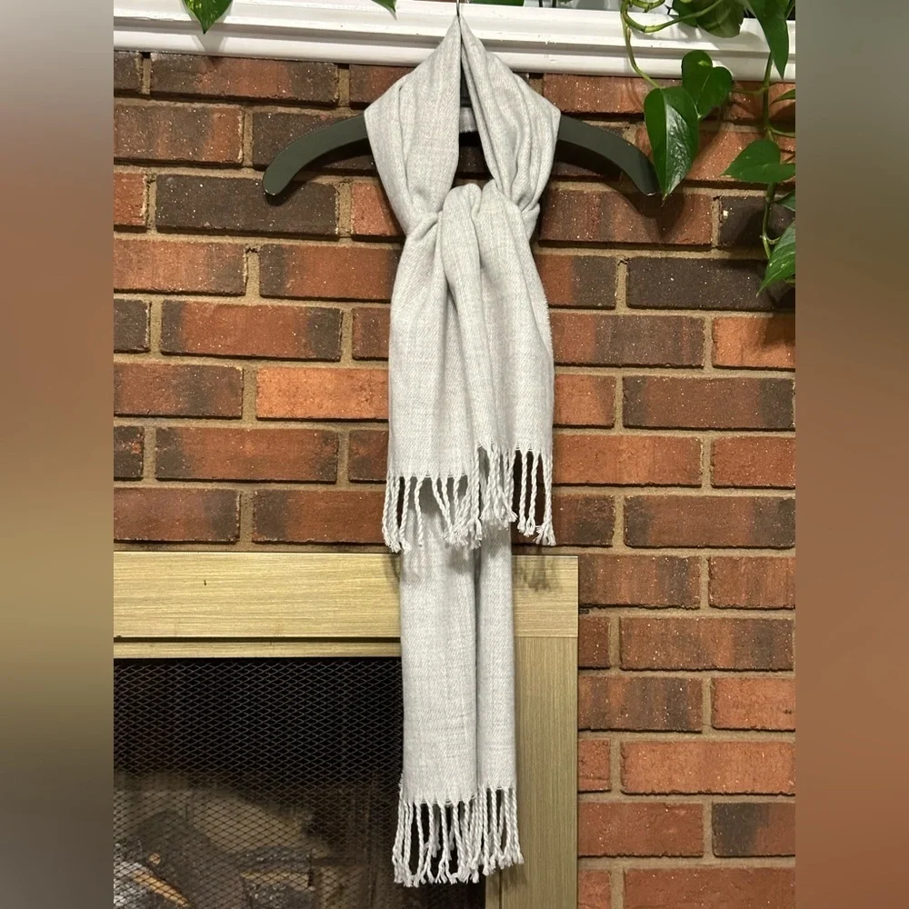 🧣 H & M super soft scarf light gray excellent.